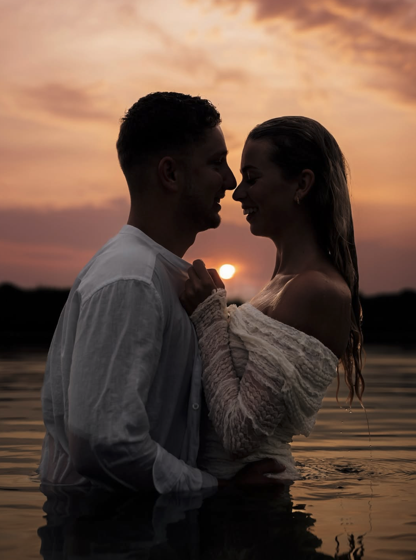 Stel bij zonsondergang in het water